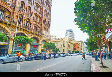 Kairo, Ägypten - Dezember 22, 2017: Erkunden sie Downtown, eine der malerischen Straße von Mohamed Farid mit historischen Gebäuden, Geschäften und Restaurants zu Fuß Stockfoto