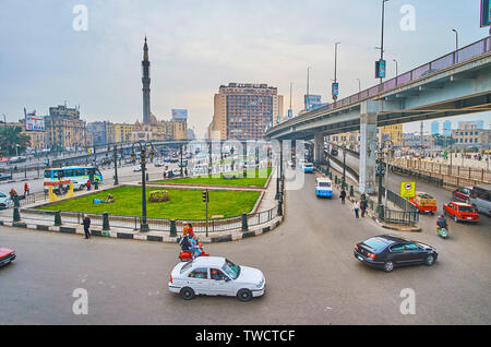 Kairo, Ägypten - Dezember 22, 2017: Midan Ramses Square mit seinen komplexen Überführung System und starker Verkehr liegt in der Innenstadt, in der Nähe der Misr (Ram Stockfoto