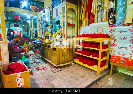 Kairo, Ägypten - Dezember 22, 2017: traditionellen Fez Hut zwischen den Ständen des Khan El Khalili Basar, der am 22. Dezember in Kairo. Stockfoto