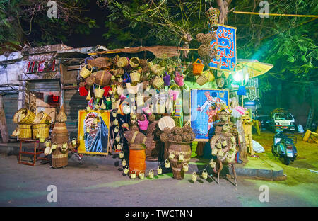 Kairo, Ägypten, 22. Dezember 2017: Die SCHÄBIGE mit unterschiedlichen Stroh Körbe und kleine Beutel in der Gasse der Souk Khan EL Khalili Basar ausgeht, am 22. Dezember Stockfoto