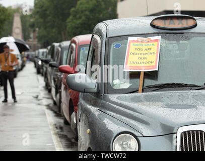 London, Großbritannien. 19. Juni 2019. . Lizenzierte London Taxi fahrer Verkehr immer noch auf Whitehall und rund um den Parliament Square, Westminster, London, Heute protestieren gegen taxi Politik der Transport for London (TfL) und Bürgermeister Khan zu stehen. Credit: Joe Kuis/Alamy Nachrichten Stockfoto