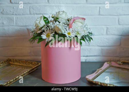 Weiße und gelbe Blume rosa runde Bouquet. Blumenarrangement in einen Hut, einen Topf mit Rosa für ein Mädchen auf ein Geschenk mit Rosen. Stockfoto