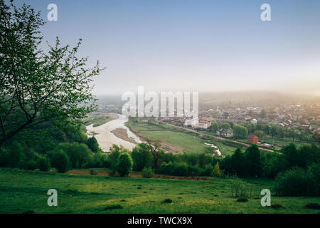 Malerische outdoor Szene auf Berg Tal, den Fluss und die kleinen Dorf im Morgennebel bei Sonnenaufgang. Lage - Karpaten, Ukraine, Europa. Stockfoto