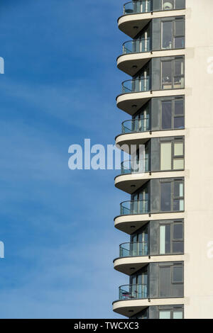 SWANSEA, WALES - Oktober 2018: Nahaufnahme der Balkone auf dem Turm im Meridian Quay in Swansea Stockfoto