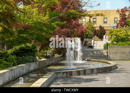 BREMERTON, Washington State, USA - JUNI 2018: Wasserspiel im Park und Gärten im Zentrum von Bremerton, WA. Stockfoto