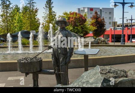 BREMERTON, Washington State, USA - JUNI 2018: Statue zum Gedenken an Esther Bielmeier, einem Niet Heizung in der Werft, in Gärten in Bremerton. Stockfoto