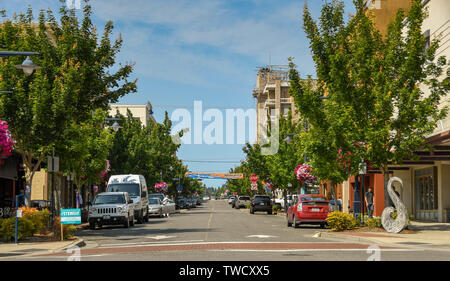 BREMERTON, Washington State, USA - JUNI 2018: Einer der wichtigsten Straßen im Stadtzentrum von Bremerton, WA. Stockfoto