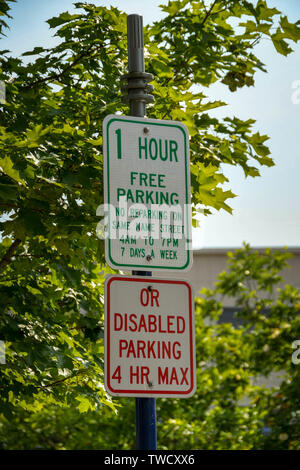 BREMERTON, Washington State, USA - JUNI 2018: Nahaufnahme von Zeichen auf einem Parkplatz mit Informationen über Fristen in Bremerton, WA. Stockfoto