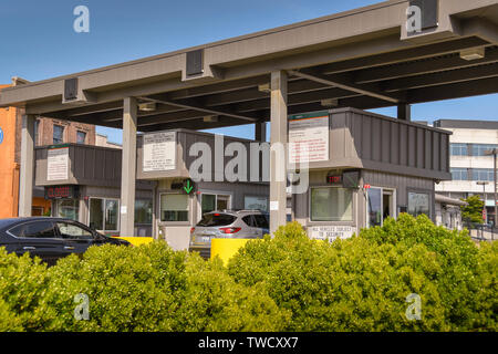 BREMERTON, Washington State, USA - JUNI 2018: Fahrzeuge, die Annäherung an den Mautstellen auf der Car Ferry Terminal in Bremerton, WA. Stockfoto