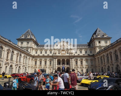 TURIN, Italien - ca. Juni 2019: Auto Salone di Torino (Turin Motorshow), kostenlose Parkplätze im Freien Ausstellung in Valentino Park Stockfoto