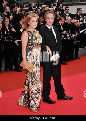 CANNES, Frankreich. 25. Mai 2008: Catherine Deneuve & Regisseur Arnaud Desplechin bei der Schließung gala Zeremonie auf der 61. jährlichen Internationalen Film Festival de Cannes. © 2008 Paul Smith/Featureflash Stockfoto