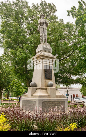 Bentonville, Arkansas - eine Verbündete Soldaten Denkmal auf dem Hauptplatz in Bentonville, Schritte vom Walmart Museum. Das Denkmal wurde i Stockfoto