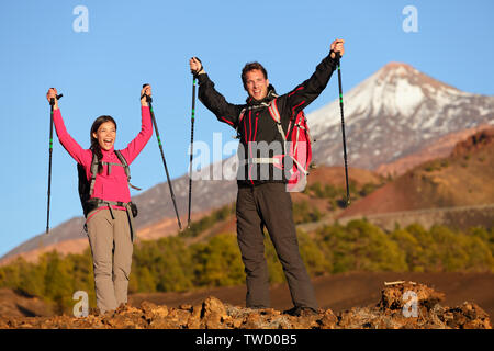 Erfolg Sieg feiern, wandern Leute an der Spitze. Jubelnde Wanderer Paar beim Freiheit auf Wanderung mit der Waffe in der Bergwelt. Frau und Mann auf den Vulkan Teide, Teneriffa, Kanarische Inseln, Spanien Stockfoto