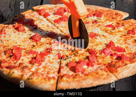 Schließen zerschneiden Pizza Margherita mit Tomaten und Käse Stockfoto