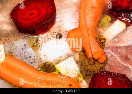 Kochende Brühe (Suppe bestand) in einen Topf, Nahaufnahme. Sellerie, Karotten, rote Bete und Fleisch in kochendes Wasser. Stockfoto
