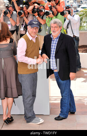 CANNES, Frankreich. 18. Mai 2008: Steven Spielberg und George Lucas am Fotoshooting für ihren neuen Film "Indiana Jones und das Königreich des Kristallschädels" auf der 61. jährlichen Internationalen Film Festival de Cannes. © 2008 Paul Smith/Featureflash Stockfoto