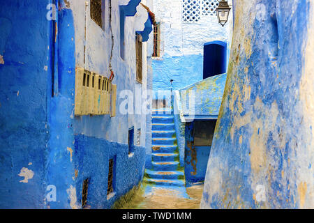 Chefchaouen, eine Stadt mit blau bemalten Häusern. Eine Stadt mit schmalen, schönen, blauen Straßen. Tanger, Marokko, Afrika Stockfoto