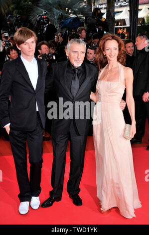 CANNES, Frankreich. 18. Mai 2008: Dennis Hopper mit seiner Frau Victoria Duffy & Sohn Henry Lee Hopper an der Welt Gala Premiere für "Indiana Jones und das Königreich des Kristallschädels" auf der 61. jährlichen Internationalen Film Festival de Cannes. © 2008 Paul Smith/Featureflash Stockfoto