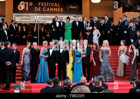 CANNES, Frankreich. 18. Mai 2008: Regisseur Steven Spielberg & Frau Kate Capshaw (links), George Lucas & Frau, Calista Flockhart und Harrison Ford, Karen Allen und Cate Blanchett an der Welt Gala Premiere für ihren neuen Film "Indiana Jones und das Königreich des Kristallschädels" auf der 61. jährlichen Internationalen Film Festival de Cannes. © 2008 Paul Smith/Featureflash Stockfoto