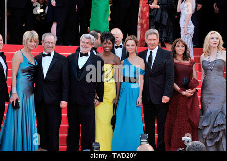 CANNES, Frankreich. 18. Mai 2008: Regisseur Steven Spielberg & Frau Kate Capshaw (links), George Lucas & Frau, Calista Flockhart und Harrison Ford, Karen Allen und Cate Blanchett an der Welt Gala Premiere für ihren neuen Film "Indiana Jones und das Königreich des Kristallschädels" auf der 61. jährlichen Internationalen Film Festival de Cannes. © 2008 Paul Smith/Featureflash Stockfoto