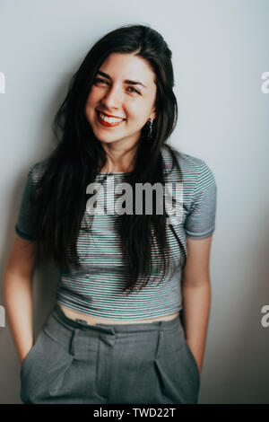 Junge zuversichtlich brünette Frau lächelnd Stockfoto