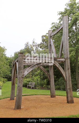 „Giant's Chair“ (Henry Bruce, 2006, recycelte Eiche), Skulptur in Wisley 2019, RHS Garden Wisley, Woking, Surrey, England, Großbritannien, Großbritannien, Europa Stockfoto