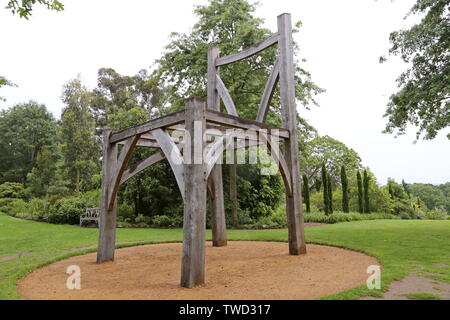 „Giant's Chair“ (Henry Bruce, 2006, recycelte Eiche), Skulptur in Wisley 2019, RHS Garden Wisley, Woking, Surrey, England, Großbritannien, Großbritannien, Europa Stockfoto