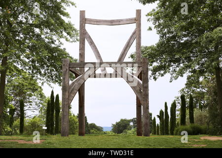 „Giant's Chair“ (Henry Bruce, 2006, recycelte Eiche), Skulptur in Wisley 2019, RHS Garden Wisley, Woking, Surrey, England, Großbritannien, Großbritannien, Europa Stockfoto