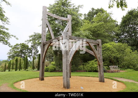 „Giant's Chair“ (Henry Bruce, 2006, recycelte Eiche), Skulptur in Wisley 2019, RHS Garden Wisley, Woking, Surrey, England, Großbritannien, Großbritannien, Europa Stockfoto