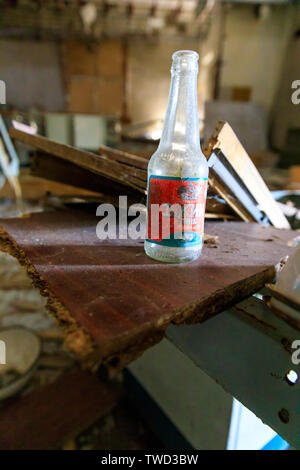 Osteuropa, Ukraine, Pripyat, Tschernobyl. Soda Flasche. April 09, 2018. Stockfoto