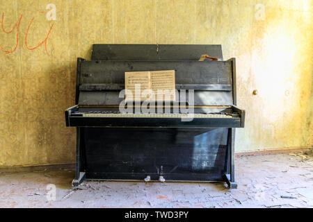 Osteuropa, Ukraine, Pripyat, Tschernobyl. Reste von Klavier und Musik. April 09, 2018. Stockfoto