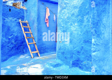 Chefchaouen, eine Stadt mit blau bemalten Häusern. Eine Stadt mit schmalen, schönen, blauen Straßen. Tanger, Marokko, Afrika Stockfoto