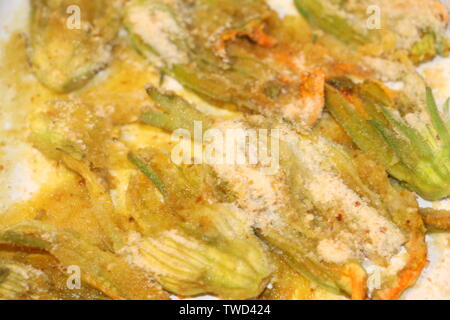 Frische Zucchini Blumen war gefüllt mit Ricotta, Parmesan, Sardellen und tief in Batter fried Stockfoto