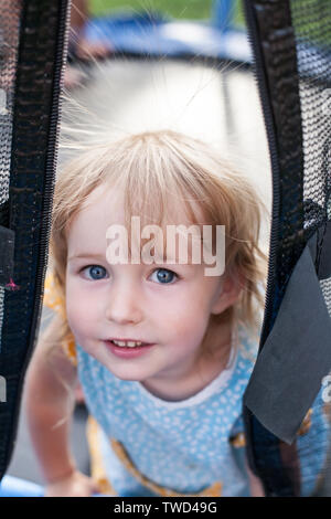 Niedliches kleinkind Mädchen auf Trampolin Gesicht Nahaufnahme Stockfoto