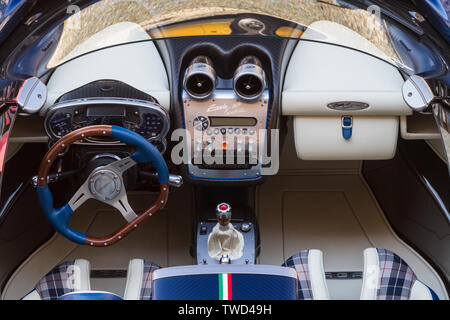 Innenansicht und Dashboard der Pagani Zonda HP Barchetta. 2019 Edition von Parco Valentino Auto show hosts Autos durch viele Marken und Designer innen Valentino Park in Turin, Italien. Stockfoto