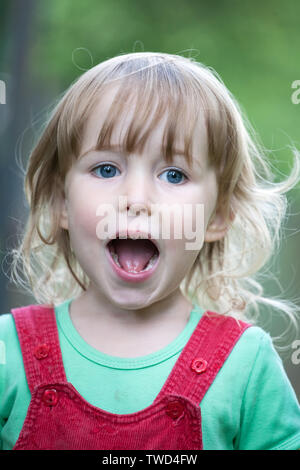 Kleines Kind mit offenem Mund Closeup Portrait auf Außenpool im Sommer Hintergrund Stockfoto