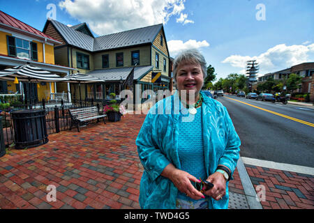 UNITED STATES - Juli 10, 2017: ehemalige Middleburg Bürgermeister Betsy Davis posiert für ein Foto auf der Main Street in der Innenstadt von Middleburg. (Foto von Douglas Graham/L Stockfoto