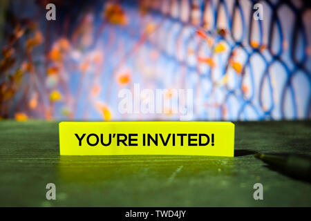 Sie sind herzlich eingeladen! Auf der Haftnotizen mit bokeh Hintergrund Stockfoto