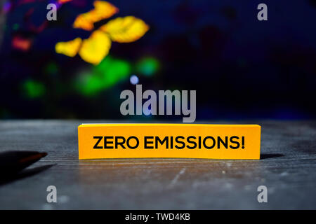 Null Emissionen! Auf der Haftnotizen mit bokeh Hintergrund Stockfoto