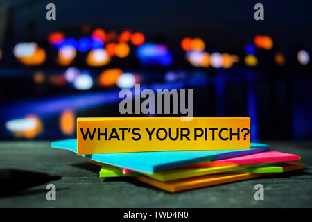 Was ist Ihre Tonhöhe? Auf der Haftnotizen mit bokeh Hintergrund Stockfoto