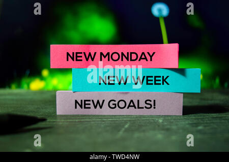 Neue Montag, neue Woche, neue Ziele! Auf der Haftnotizen mit bokeh Hintergrund Stockfoto