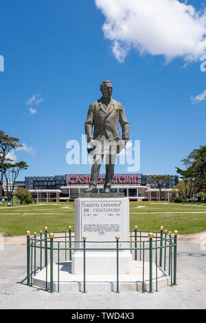 Statue von Fausto de Figueiredo Cardoso mit Casino Estoril im Hintergrund, Estoril, Portugal Stockfoto