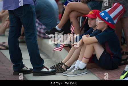 UNITED STATES - Juli 4, 2017: Noah, Alter 9 und Andrew Disney, Alter 10 von Ashburn watch entlang der King Street in der Innenstadt von während der Independence Day Parade Stockfoto