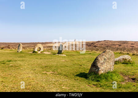 Männer-an-Tol oder Cric Stein, antiken Monument, Cornwall. Den Motor Haus für Ding Dong Mine ist in der fernen Hintergrund Stockfoto