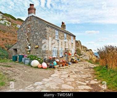 Die Küstennahe Fischerhaus, Penberth Cove, Cornwall. Die South West Cornwall Wanderweg verläuft in der Nähe. Stockfoto