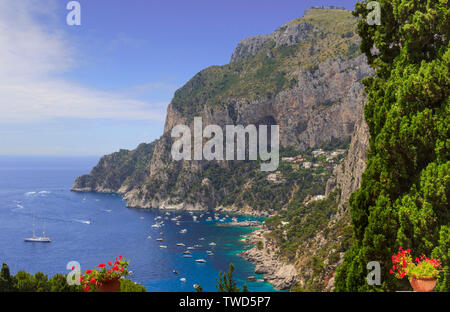 Panoramablick auf das Tyrrhenische Meer und Marina Piccola auf Capri - Italien. Stockfoto