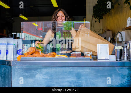 Barista einer trendigen Coffee shop Montreal Stockfoto