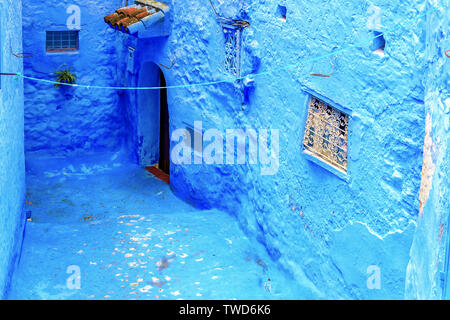 Chefchaouen, eine Stadt mit blau bemalten Häusern. Eine Stadt mit schmalen, schönen, blauen Straßen. Tanger, Marokko, Afrika Stockfoto
