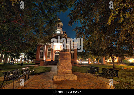 UNITED STATES - 09-04-2017: Die Konföderierten Statue steht vorne in der Mitte am Loudoun County Court House in Leesburg. Die Statue eines Konföderierten s Stockfoto