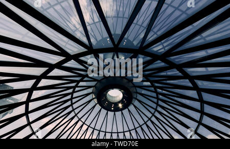 30 St Mary Axe (bisher als der Swiss Re Gebäude bekannt), informell als The Gherkin bekannt, ist eine kommerzielle Wolkenkratzer in London. Stockfoto